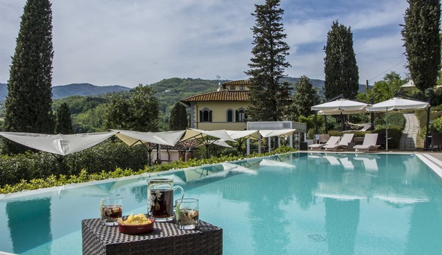 Villa surrounded by greenery with swimming pool, a few kilometers from the center