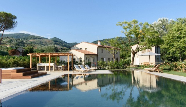 Villa Teresa with pool and jacuzzi in Tuscany