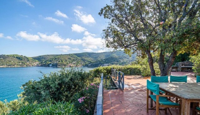 Villa Tramonto facing the seashore