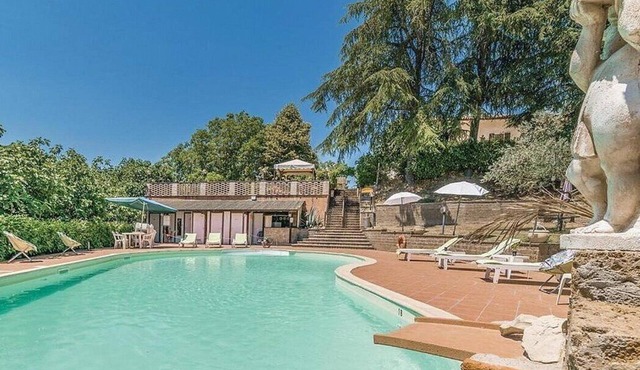 Villa Veneranda: A characteristic and welcoming two-story age-old farm house surrounded by meadows and by green hills, in the border area between Umbria and Tuscany, with Free WI-FI.