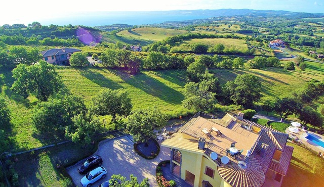 Villa with enchanting view of the lake, private swimming pool and whirlpool