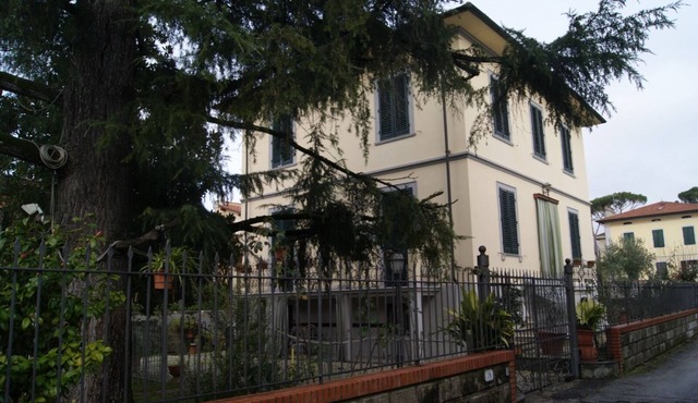 Villa with garden a stone's throw from the center