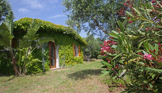 Villa with large garden and panoramic view, near the sea