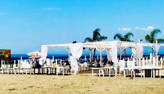 Villa with large garden and outdoor patio 50 mt from the sea