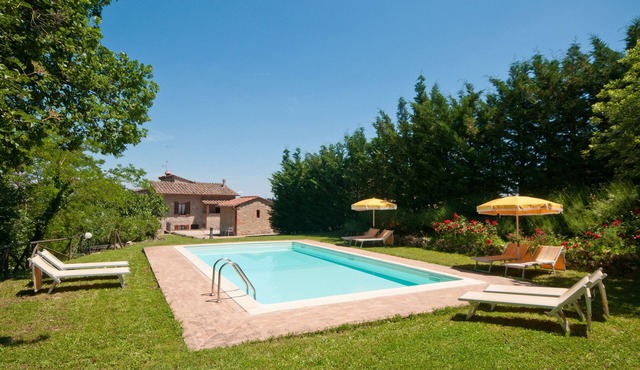 Villa with pool, 4 rooms en suite, WiFi A/C, walking distance from San Gimignano