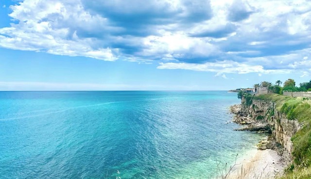 Villa with private access to the sea