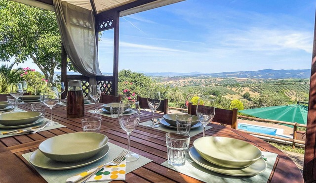 Villa with private garden and pool. Fantastic views on the countryside.