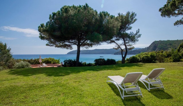 Villa with private access to the sea