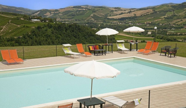 Villa with private pool between the beaches of the Adriatic Sea and the Sibillini National Park
