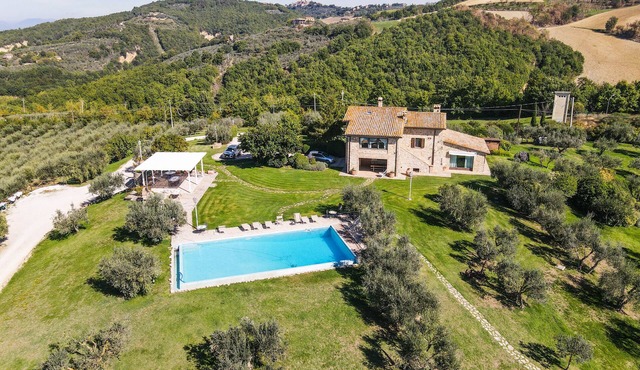 Villa with private pool and air conditioning. At 10km from Todi, 3km village