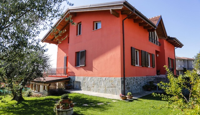 villa with swimming pool and large garden with ancient olive trees, well equipped-