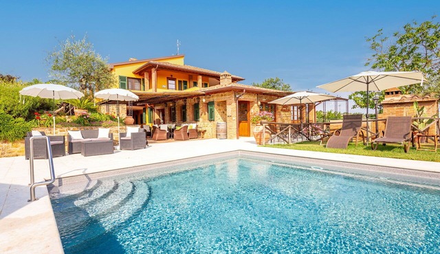 Villa with WIFI, pool, A/C, TV, patio, pets allowed, panoramic view, close to San Gimignano