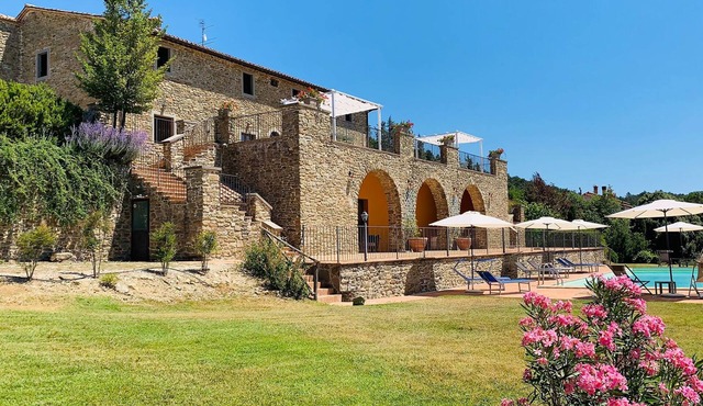 Villa with wonderful view of Lake Trasimeno and large panoramic swimming pool