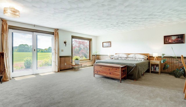 Vintage Style Apartment with Amazing Views of Amish Farmland