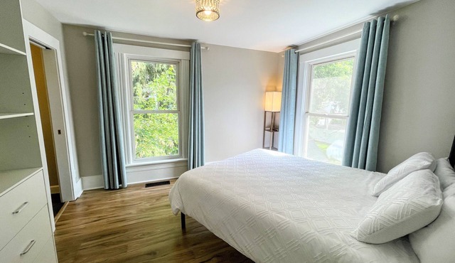 Walk to Lake & Downtown Chelan! Room #2