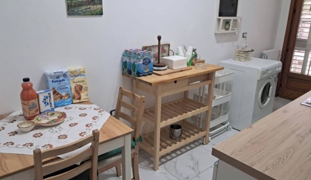 Walk to Markets Backyard+Free Parking English Help