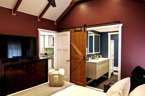 Walkable Elmwood Cottage, No Chores 2Bath 2BR 1Car