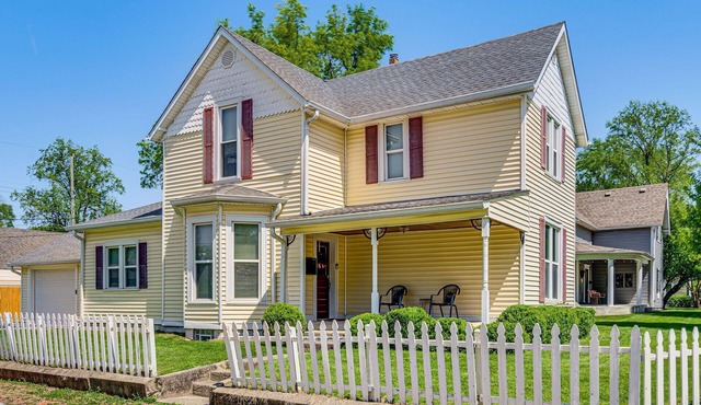 Walkable Old Town | Sleeps 10 | 1900s Charm