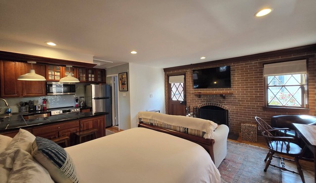 Washington Family Property, Upper Carriage House in Old Town on 107 S Lee Street