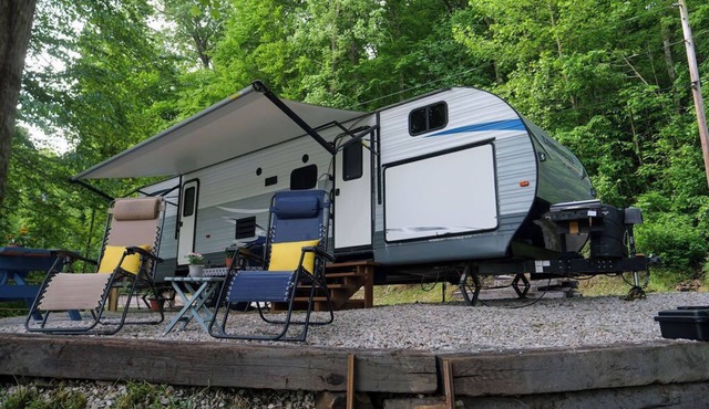 Waterfront, cozy 2-bedroom camper on Rough River Lake