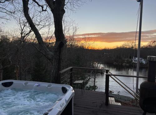 Waterfront Lakehouse Getaway in Clinton with HOT TUB