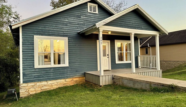 Waterfront Private Retreat - Near Downtown