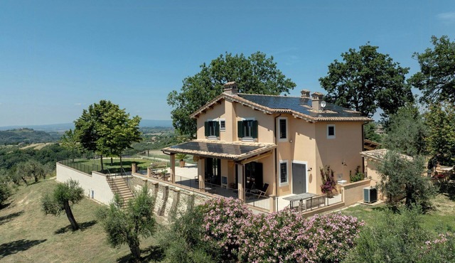 Wine estate villa between Rome and Umbria