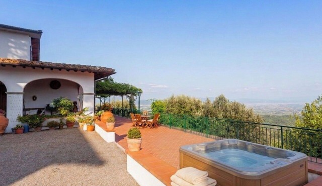 Wonderful private villa for 12 guests with WIFI, private pool, TV, patio and pets allowed