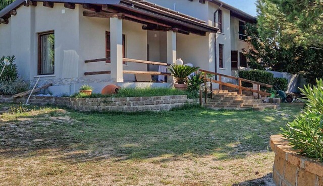 Wonderful private villa for 6 guests with patio, pets allowed and parking