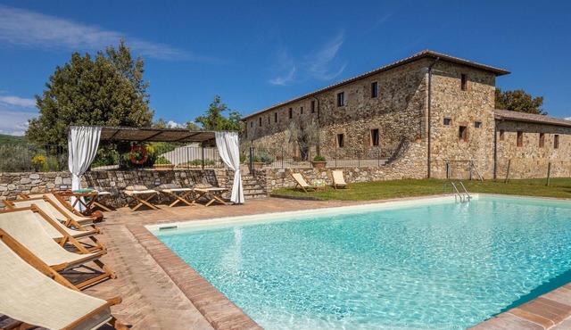 Wonderful private villa with WIFI, private pool, TV, patio and panoramic view, close to Siena