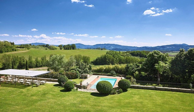 Wonderful private villa for 18 guests with hot tub, WIFI, private pool, A/C and TV