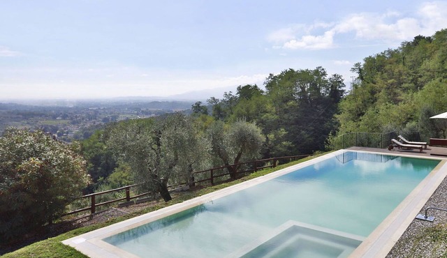 Wonderful villa with WIFI, A/C, private pool, TV, patio and panoramic view, close to Lucca