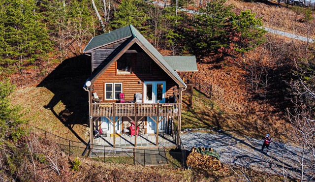 Wonderfully Cozy Mountainside Log Cabin