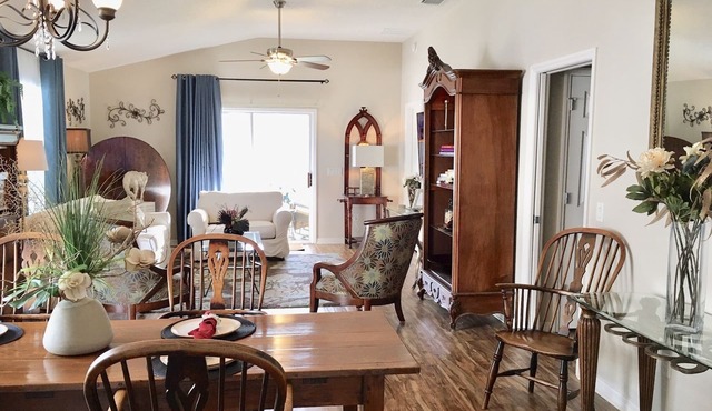 WOW.ELEGANT. Courtyard VILLA + Golf CART, Steps to POOL, 3 Min to Sumter SQ