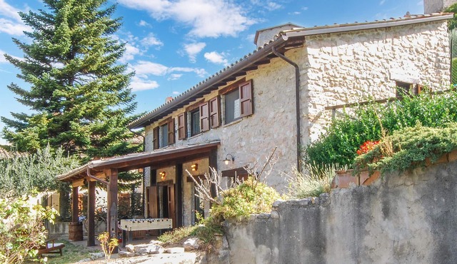 You will be greeted by a beautiful stone house with many amenities overlooking Lago di Borgiano.