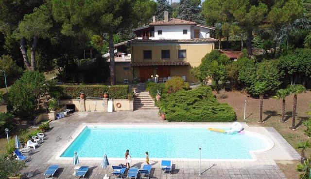 Your relaxation 3 km from the sea. Private pool and park. Ideal for 11 people.