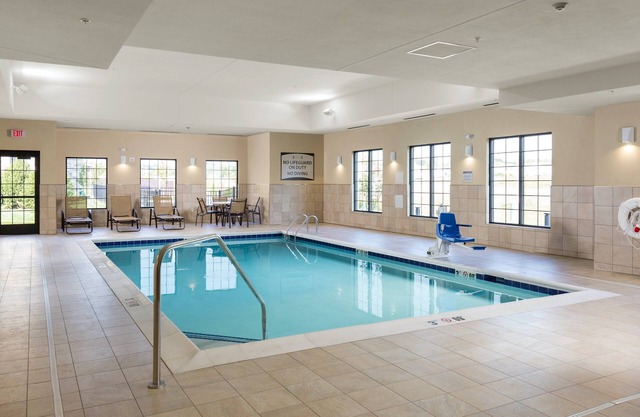 Free Breakfast & Pool Access. King Studio Near Ohio State University!